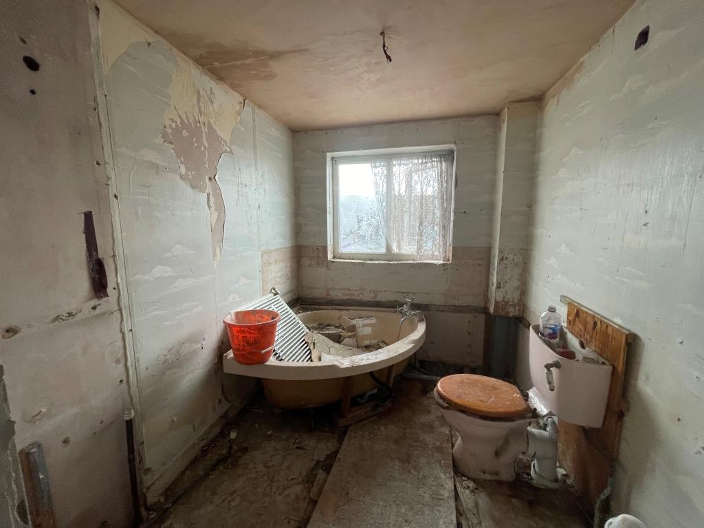 Lot: 31 - FOUR-BEDROOM HOUSE FOR REFURBISHMENT -
